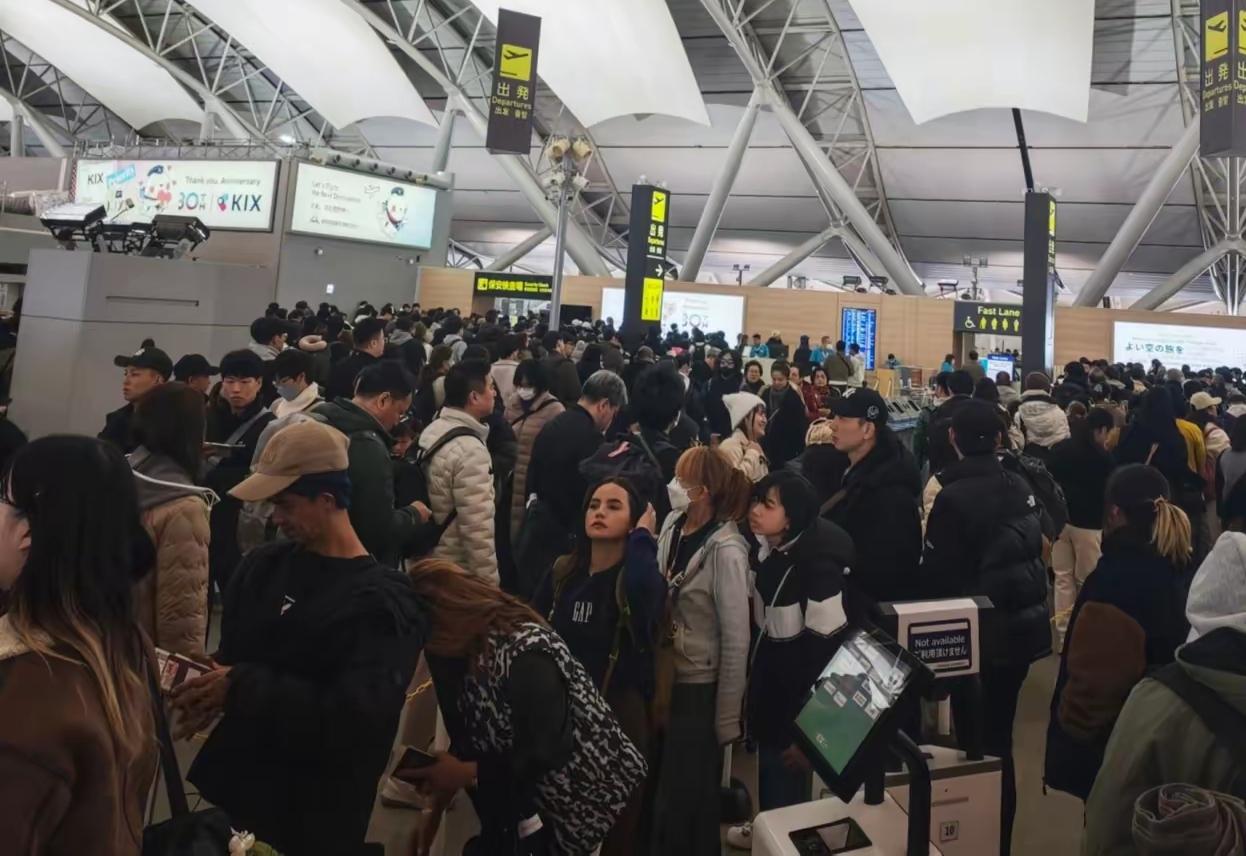 日本西关机场这两天快成“中国游客滞留现场直播”了——取票队伍从值机柜台甩到机场外