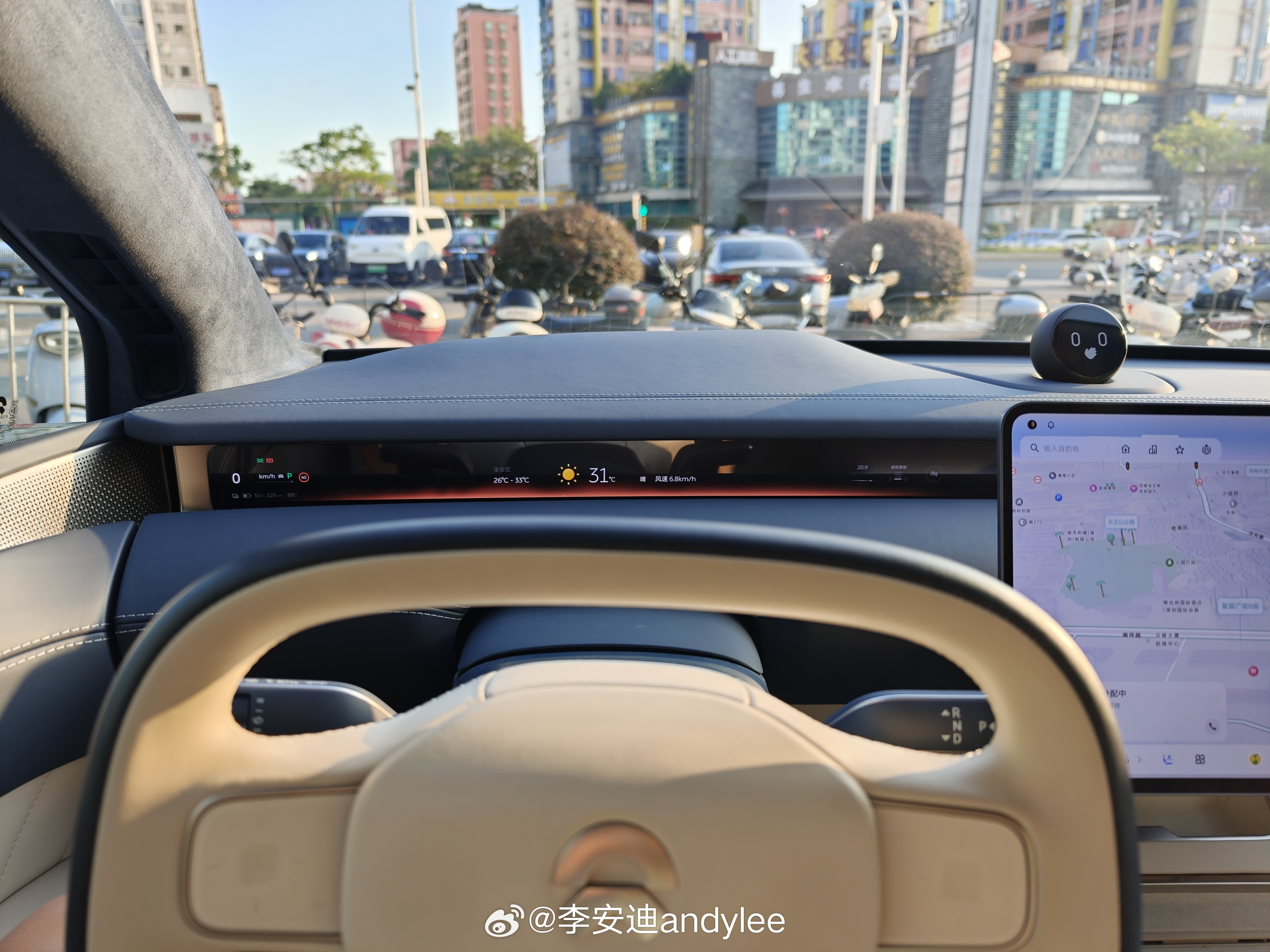 这个视角是我眼睛的高度，方向盘完美的避开天际屏的遮挡；对于这块天际屏，这是我认为