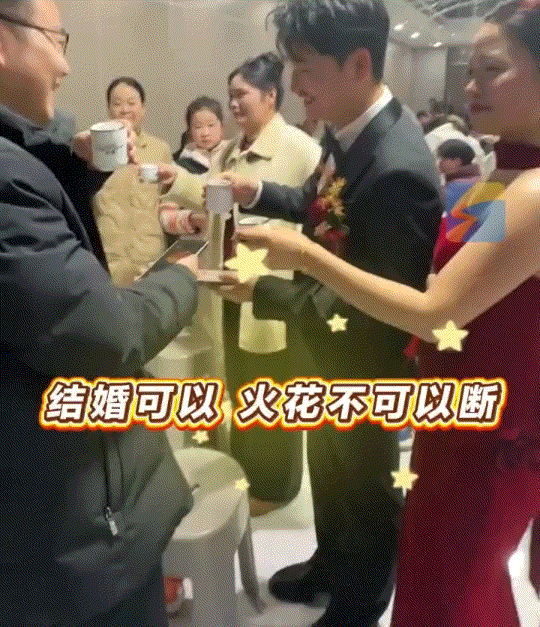 笑不活，江苏，一对新人的婚礼现场，新郎新娘正挨桌敬亲朋好友的喜酒，结果走到朋友这