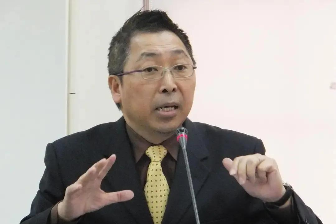 4月27日，在少康战情室政论节目中，赵少康说：大陆一边指责台湾购买武器，一边又说