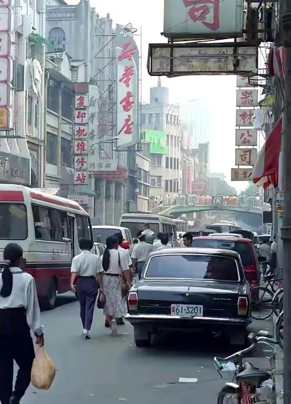 80年代末，90年代初的老广州。照片的拍摄地点对于生活在广州的人们来说应该不陌生