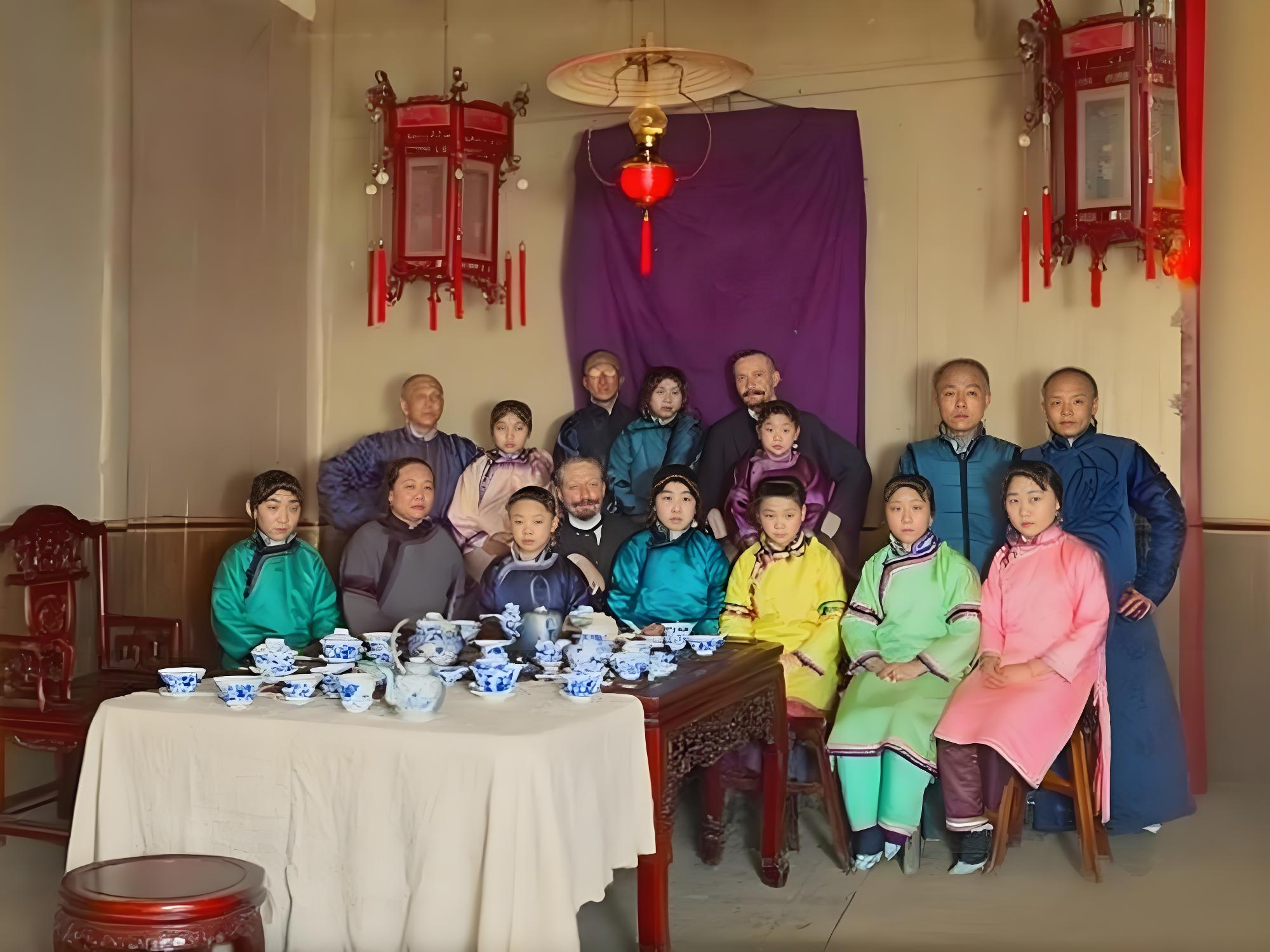晚清，一场宴会中十位美女陪坐在洋人身边，应该是当地买办举行的宴会。从图片中不难看