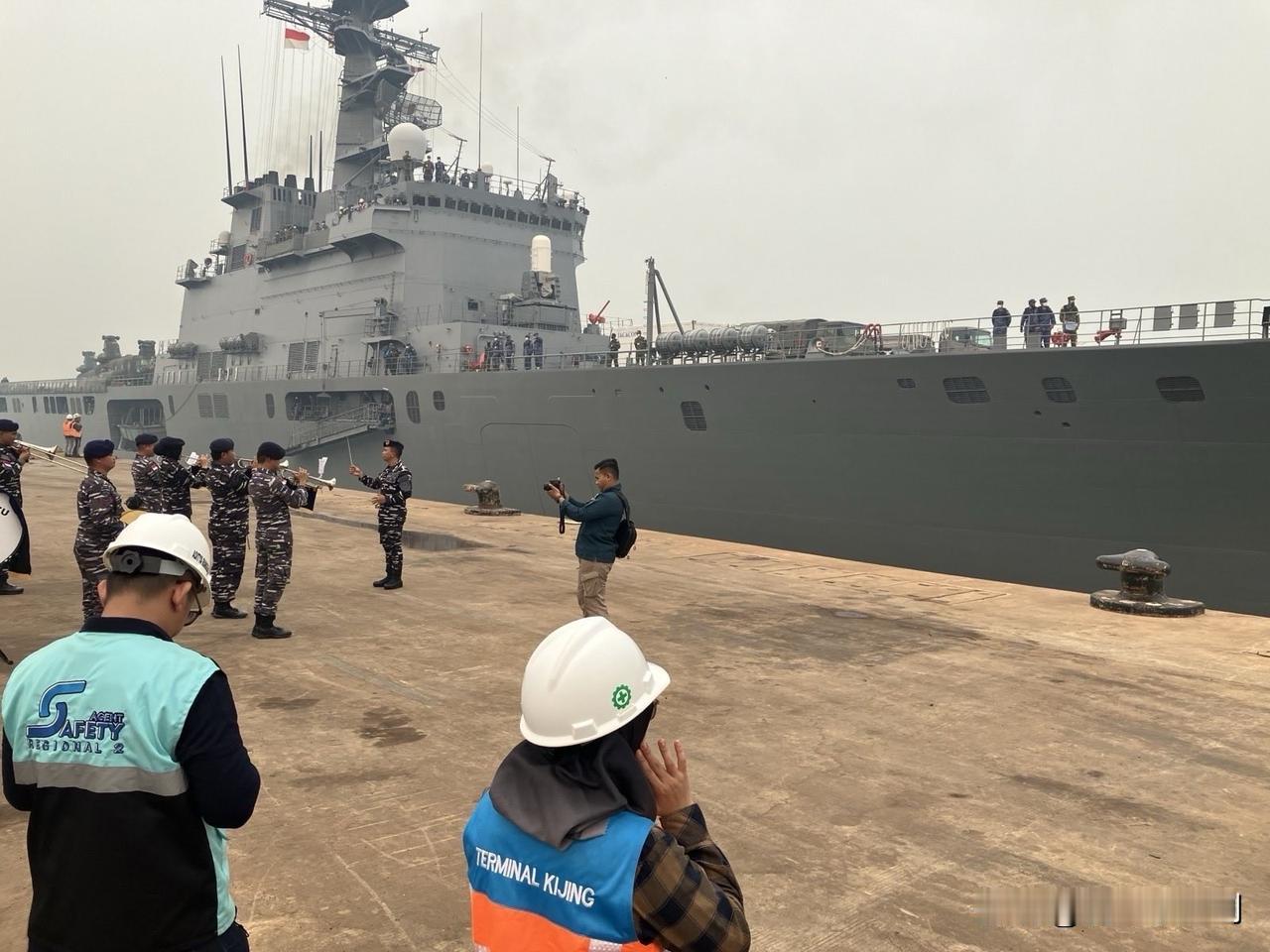 草台班子印尼，靠日本飞机灭火，将中国贷款延期。日本海自“国东”号两栖运输舰抵达印