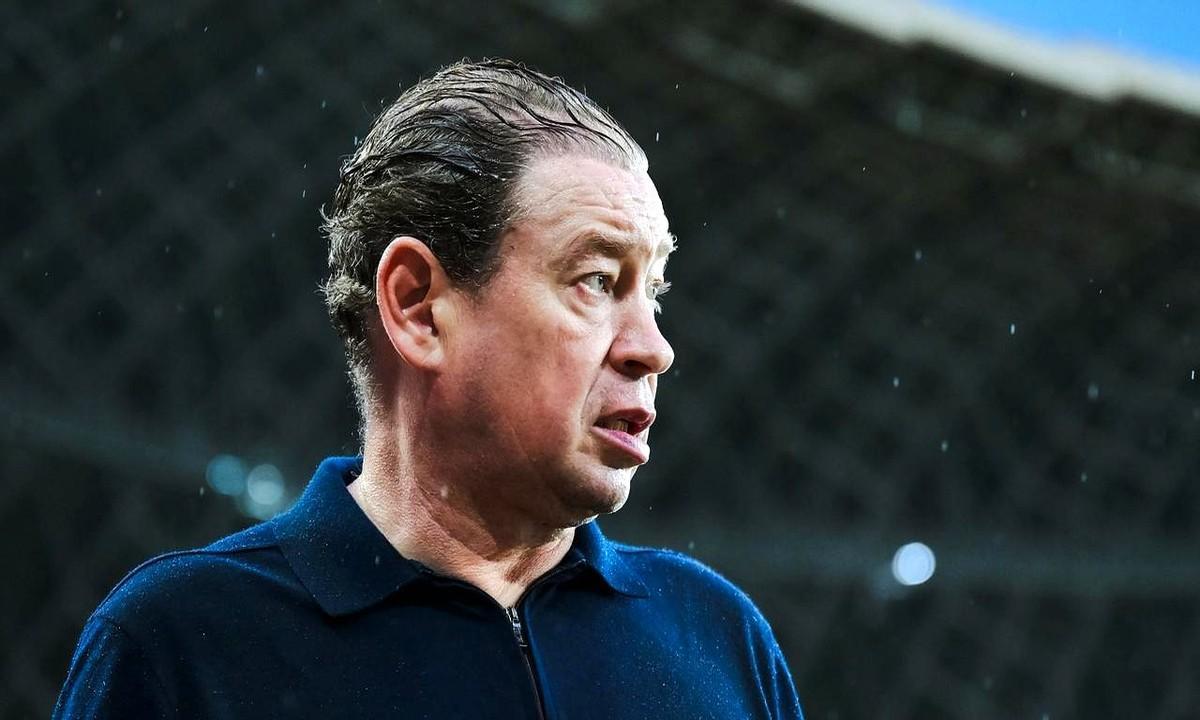 媒体人秦天建议上海申花俱乐部给主教练斯卢茨基一个五年的长约。只有这样，斯卢茨基