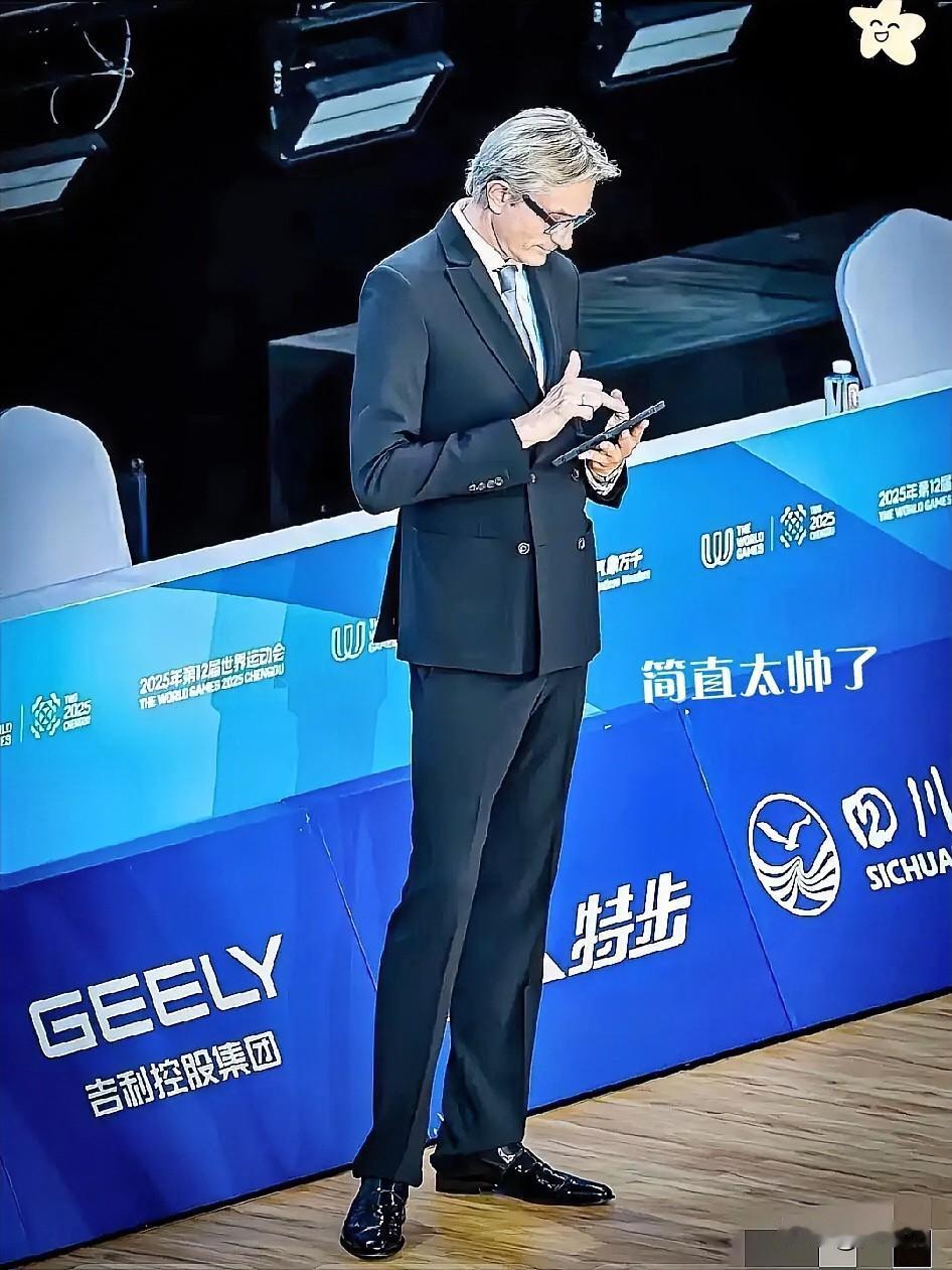 55岁的他什么都没有做，就在中国网络火出了圈，中国网络对他的热情程度，采访时，连