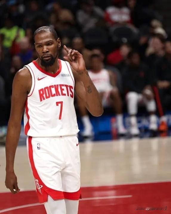 杜兰特已经后悔了，当初去哪里不好怎么来火箭了呢？在今天火箭与黄蜂的比赛中，杜