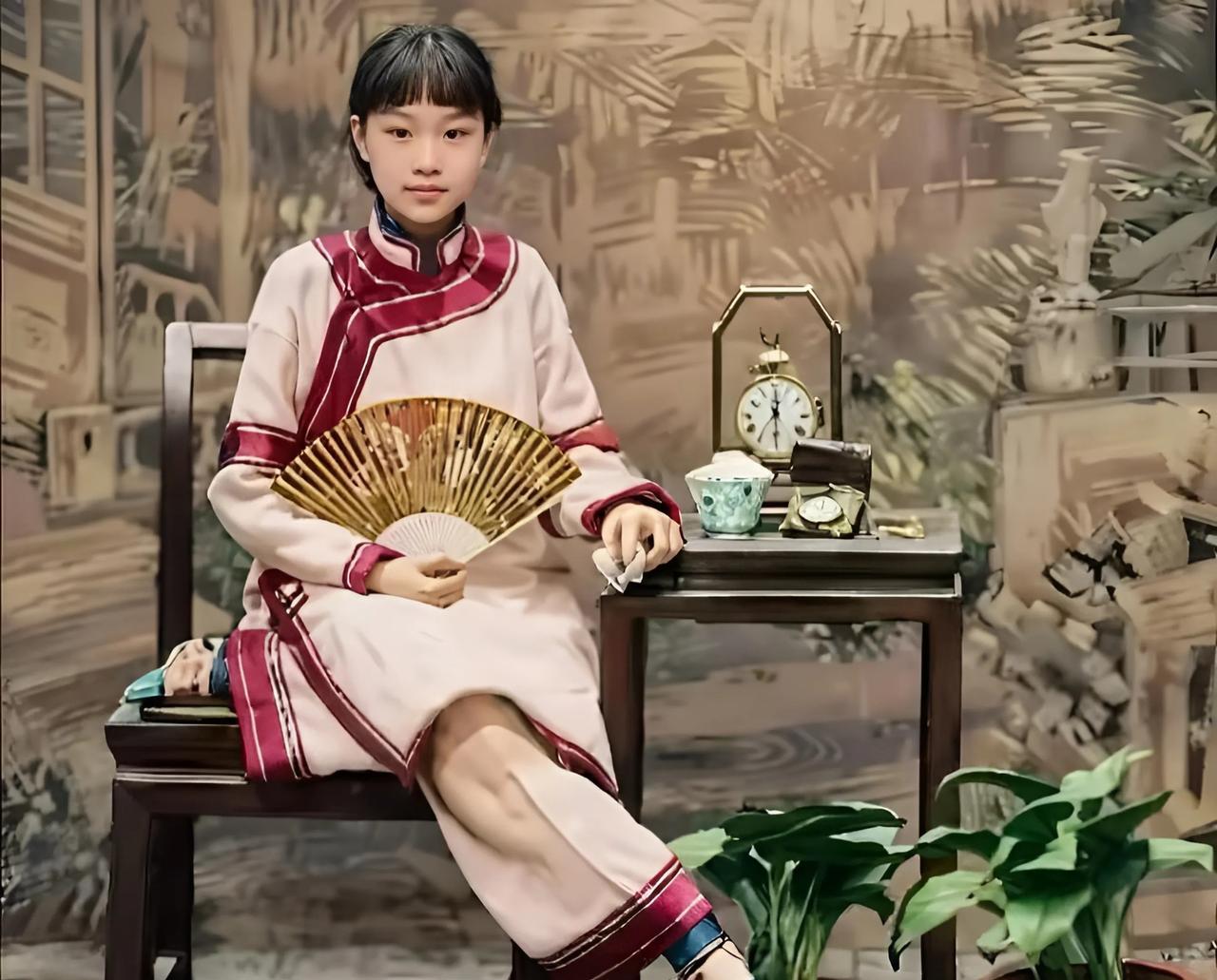 这是清末名伶杨翠喜和名旦角月明珠的一张罕见合影。杨翠喜个子高挑，手持折扇。三寸金