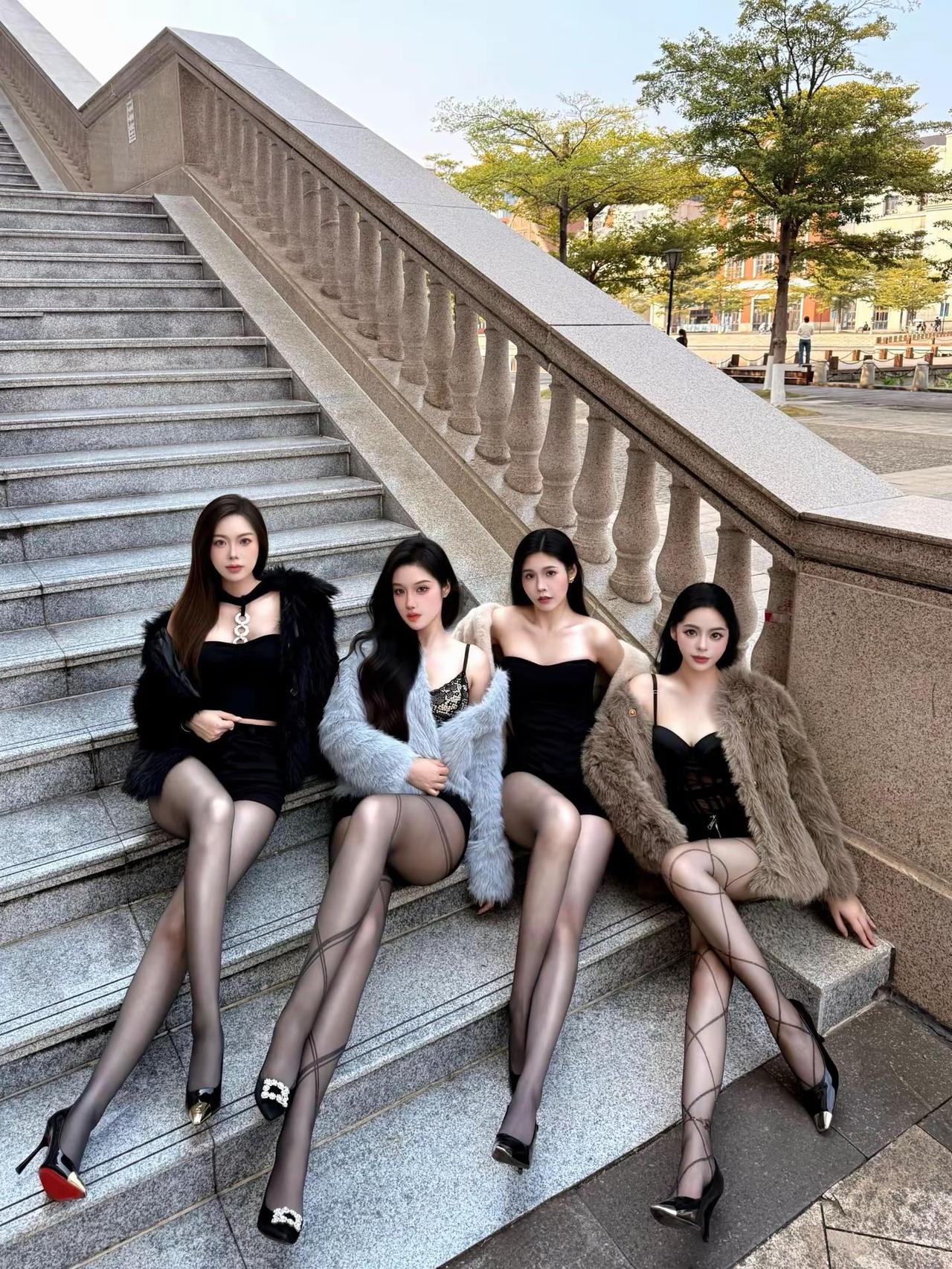 我们势均力敌。御姐大长腿姐妹拍照姿势感觉至上