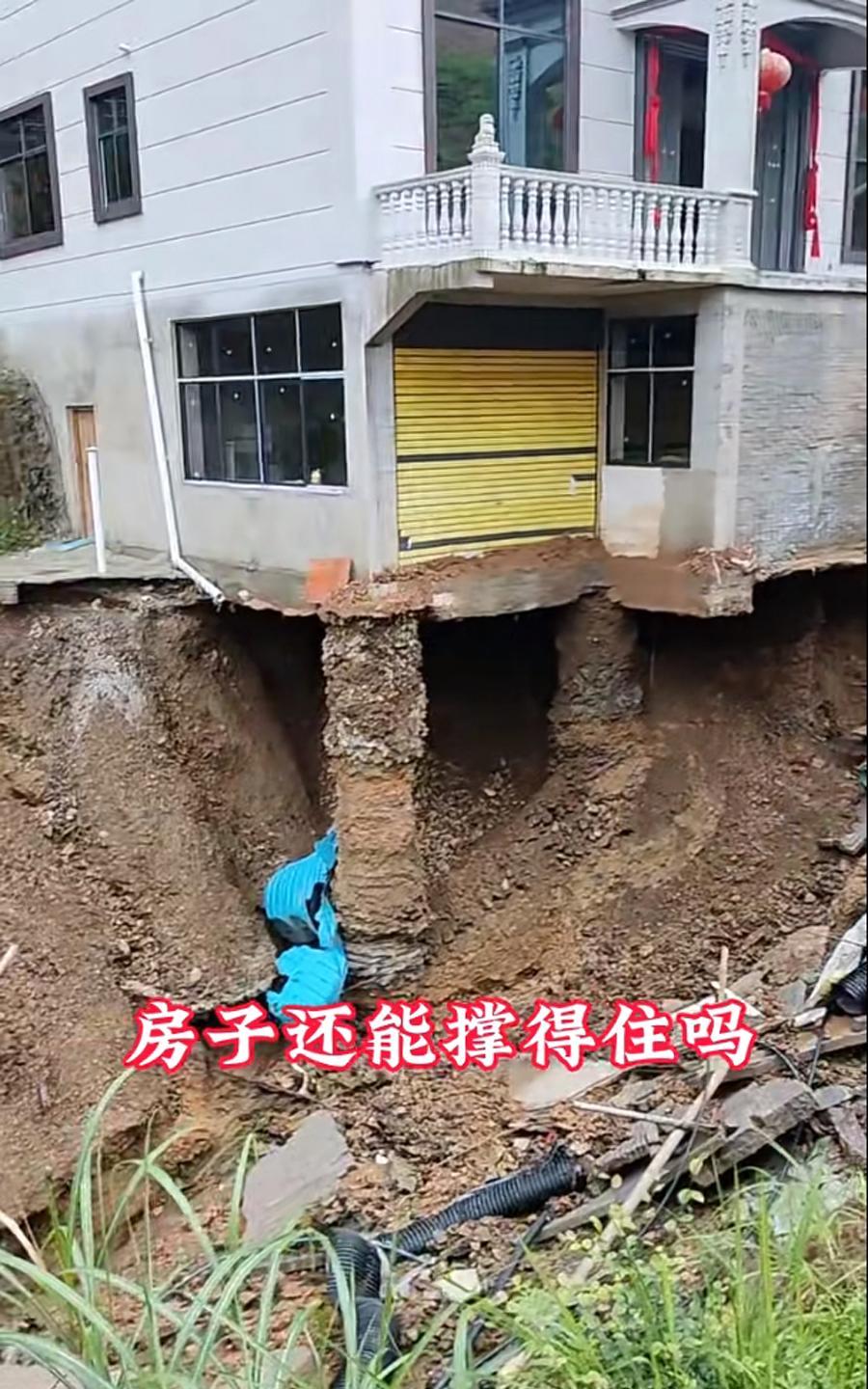 洪水退去，房子下面的土被冲走😡😡地基只剩下几根“桩柱”苦撑，这个
