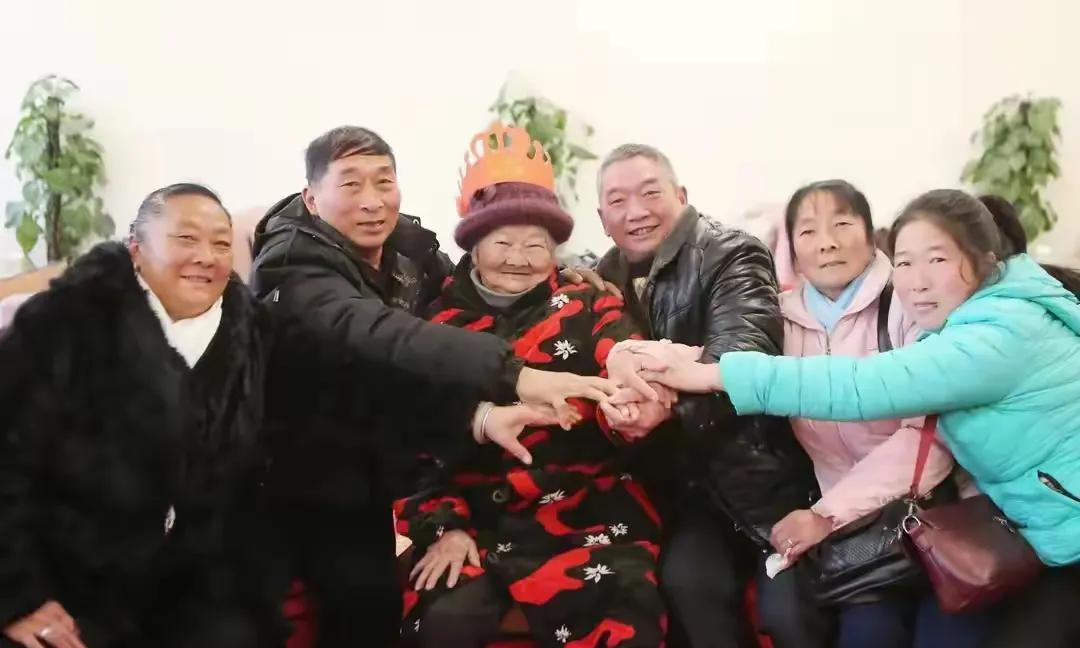 人老了和不和兄弟姐妹断绝来往，得看各自的缘分。如果一个人和兄弟姐妹断绝了来往，