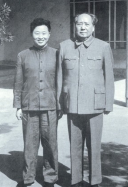 1976年9月9日，当一男子得知毛主席逝世后，当即便拿起了剪刀直接冲向了毛主席的