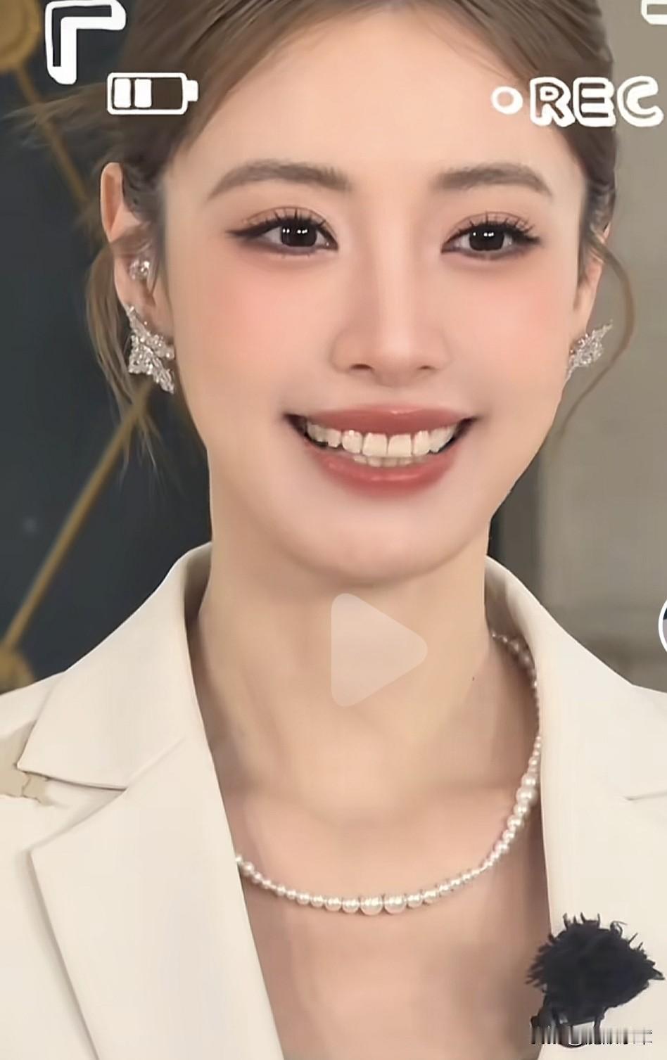 近期热播的“上海环球美食争霸赛”，司雯嘉被主办方相中主持这档热门节目。不得不说，