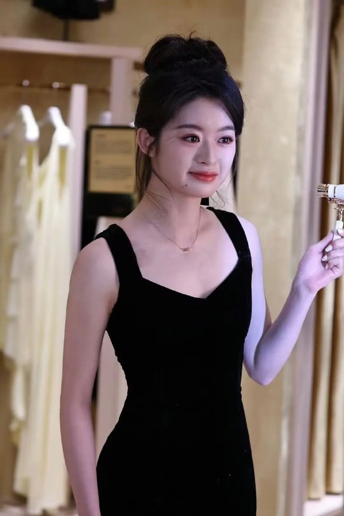 黄杨钿甜还没有主持人漂亮，虽然乍一看还挺甜美，但是她真不算高颜值的人吧。稍微漂亮