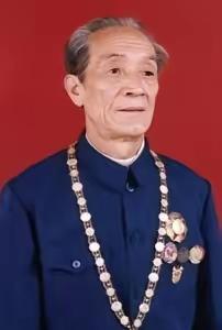 1951年6月的一天，由于汽车颠簸，身负重伤的志愿军班长柴云振缓缓睁开了双眼，这