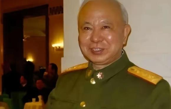 1995年，成都军区司令员隗福临的2个警卫员，穿便衣出门买东西，半路上撞见一群地
