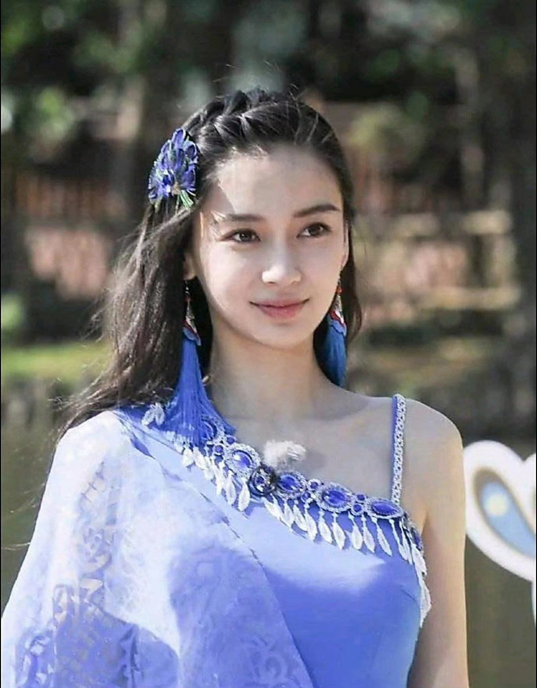 杨颖真实的身材和颜值，美得毫不费力！angelababy出门三个手机起步