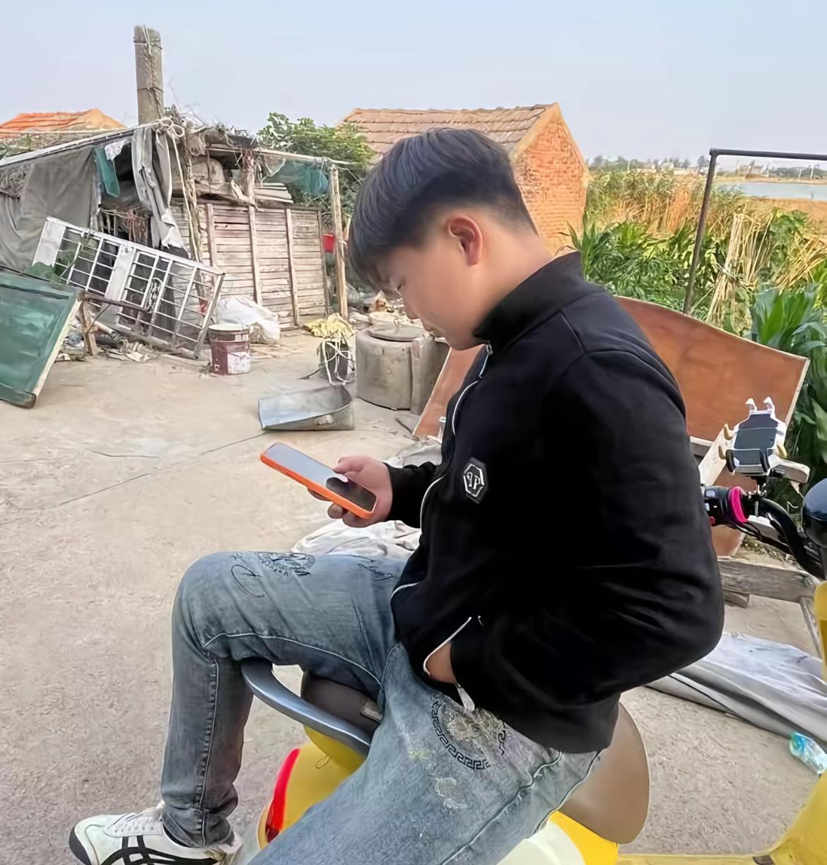 江苏14岁少年施林杰去世还在上学的年纪，正直暑假，就传出这样的噩耗不过他去世