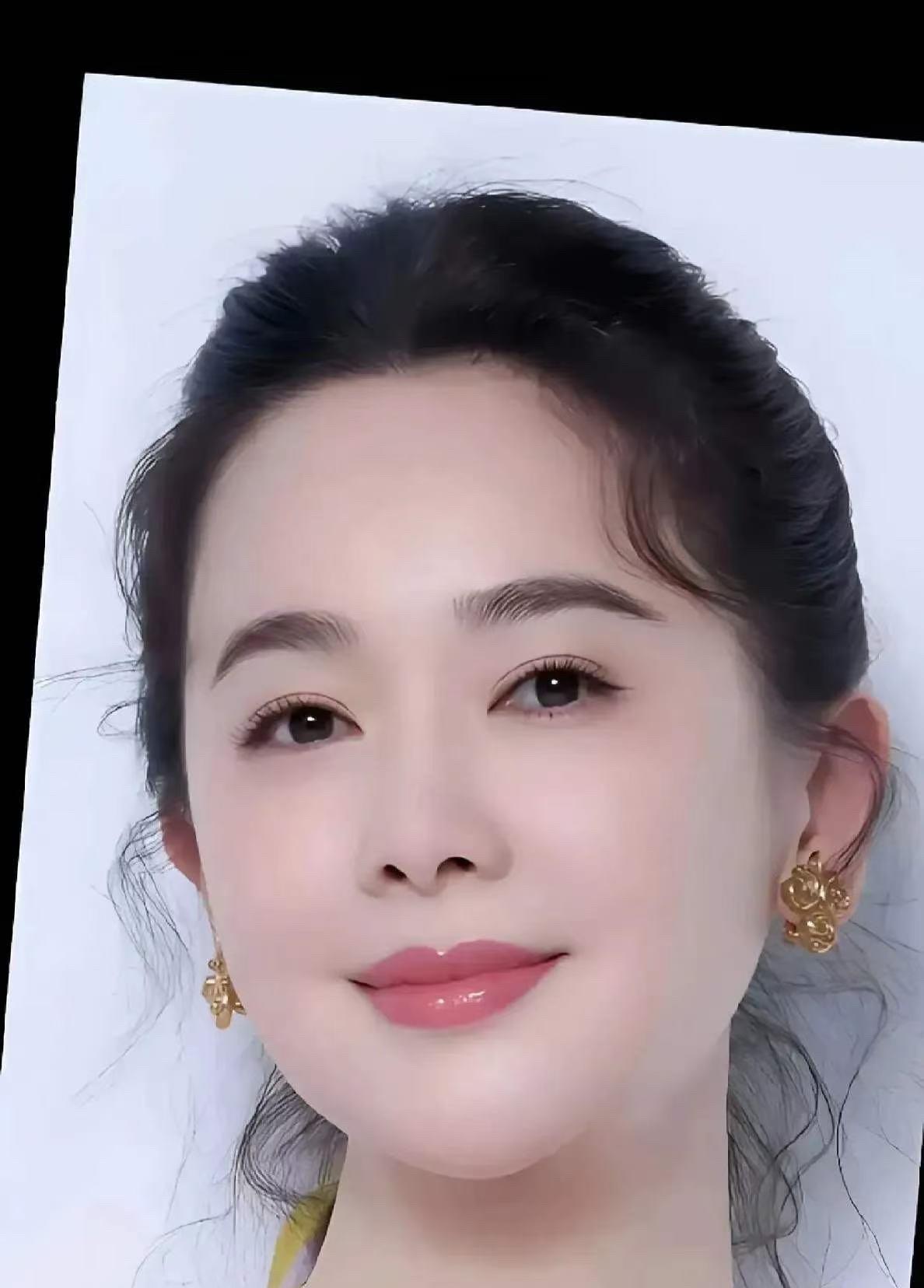 表姐在片场见过左小青真人，回来就疯了！她跟我说完全不是电视上那样！167的身高