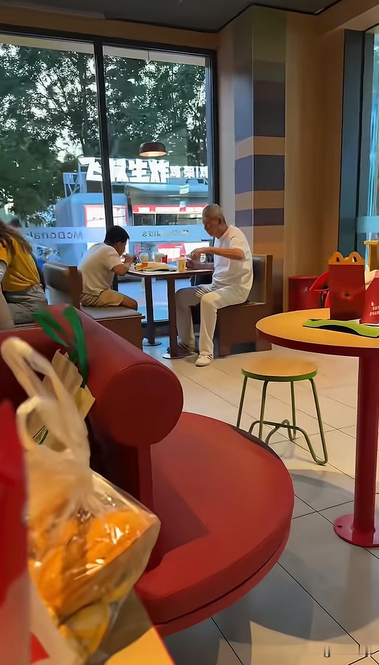 隔壁桌，带孙子吃麦当劳的大爷[呲牙笑]汾酒薯条