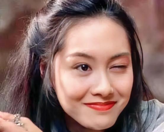 2004年，颁奖典礼上黄子华问朱茵：“你的猪是不是母猪的猪呀？”朱茵没有回复。黄