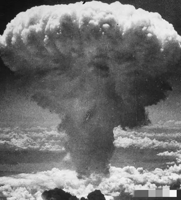 1945年，两颗原子弹落下后，日本不愿投降，并坚信美国人没有第三颗原子弹，可后来