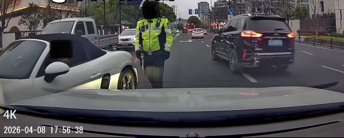 保时捷车主逆行堵路 还当交警面威胁人