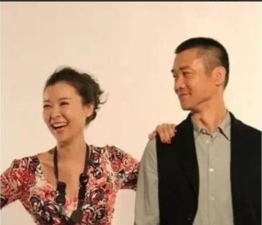 2011年，39岁的柯蓝恋上黄志忠，黄志忠不顾一切与结婚13年的琼瑶女郎何音离婚