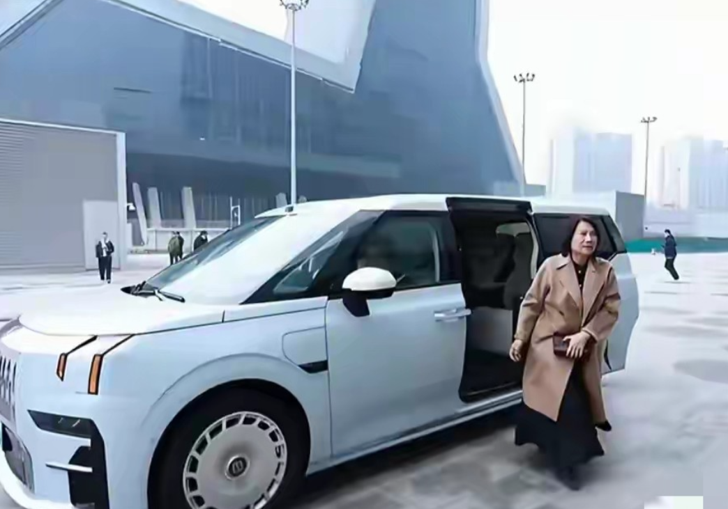 董大姐曾经说国产车粗制滥造，这话不过五六年时间，现在也开始认可国产车了…董明珠