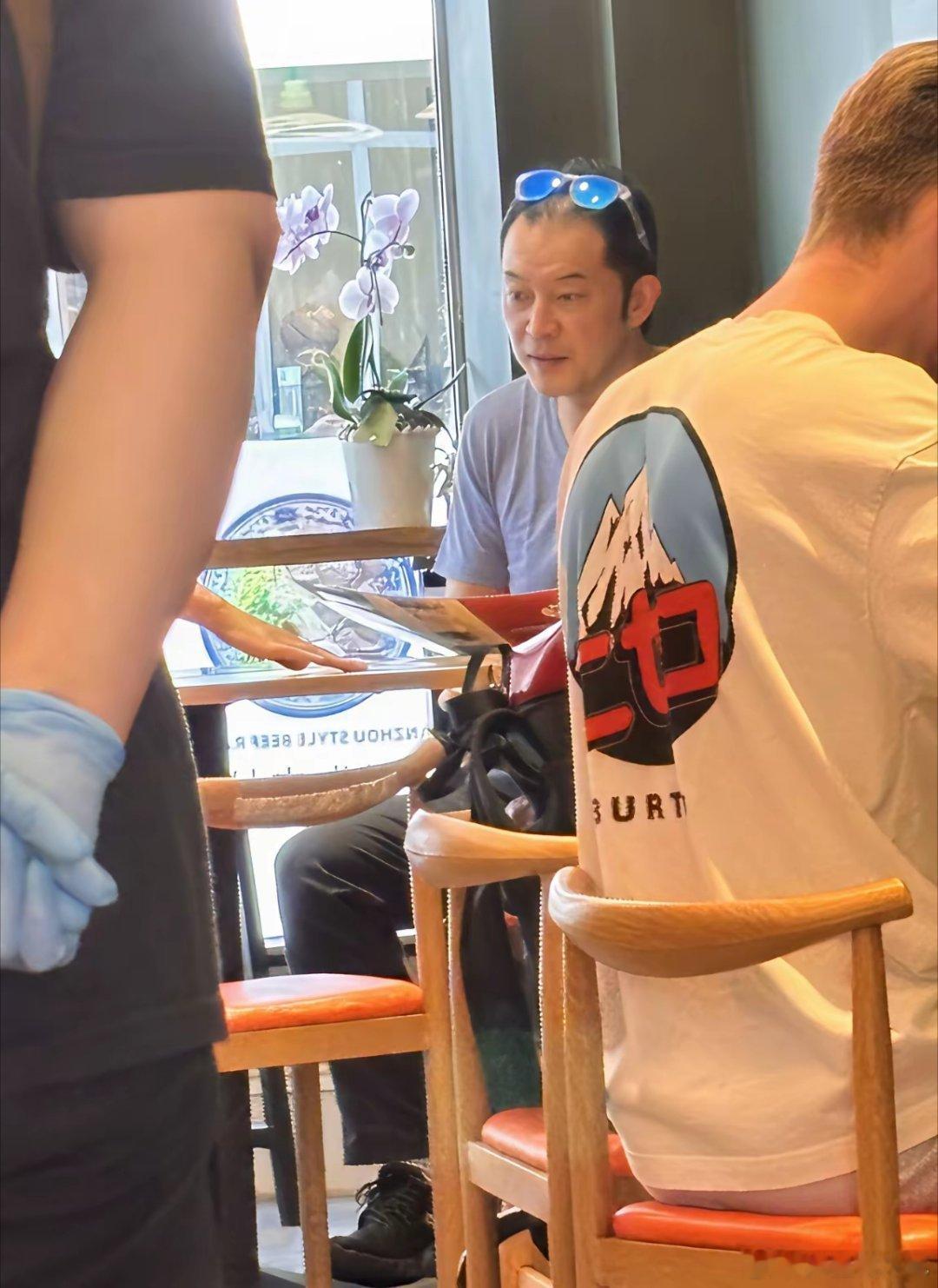 48岁沙溢和老婆胡可现身英国伦敦陪大儿子留学，一家人到餐馆吃饭被偶遇。沙溢的穿衣