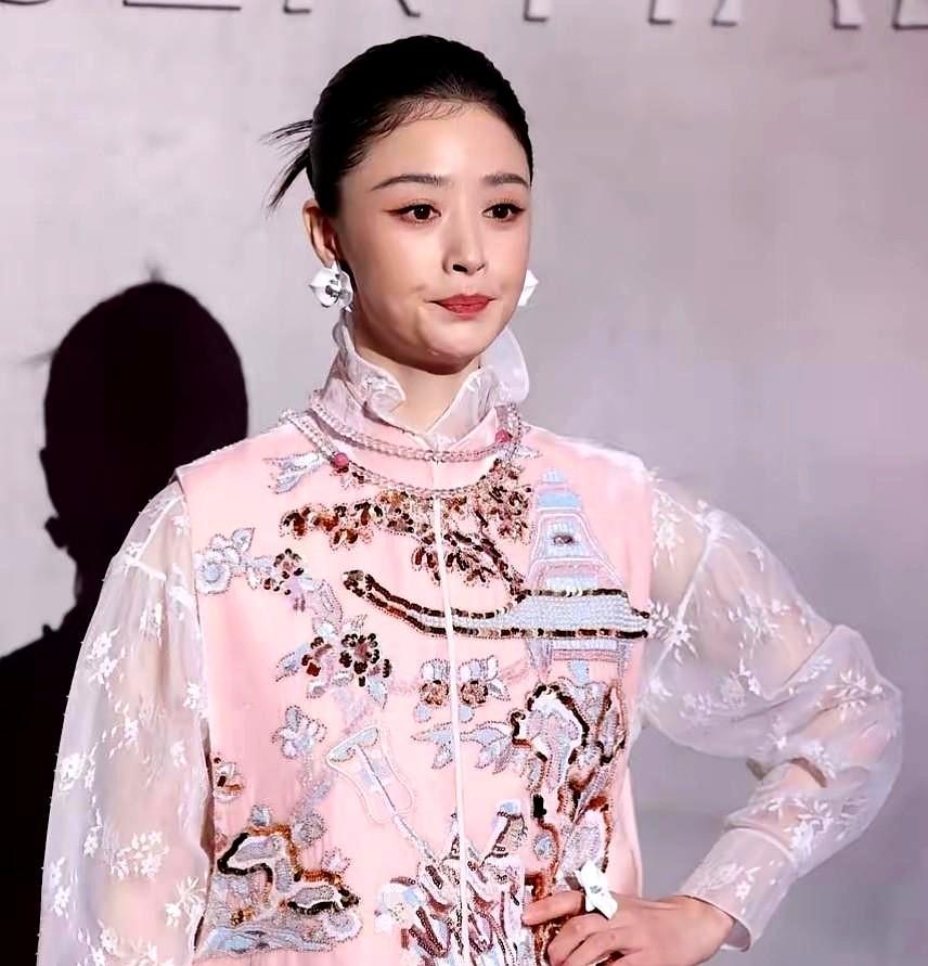 蒋欣委屈落泪：“我好难啊！这件礼服是经纪人挑的，我得穿好看了，不能让人觉得我胖。