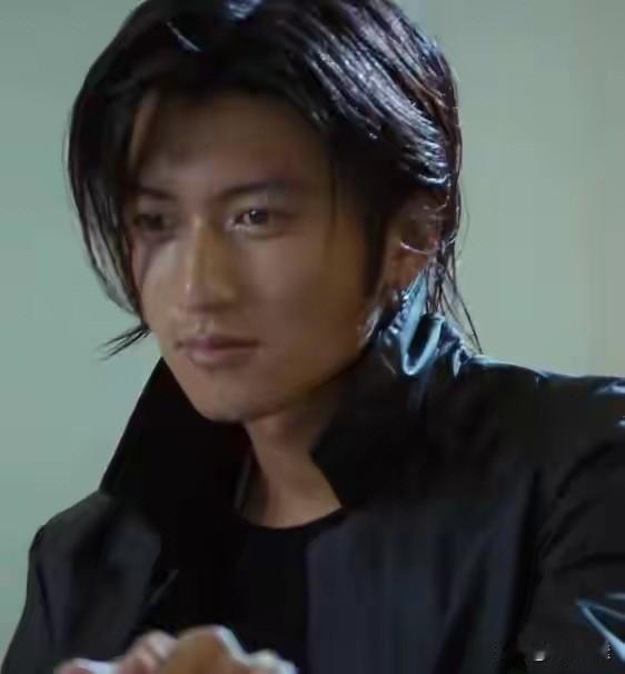 谢霆锋和他的儿子谢振轩，你说哪个更帅气一些？