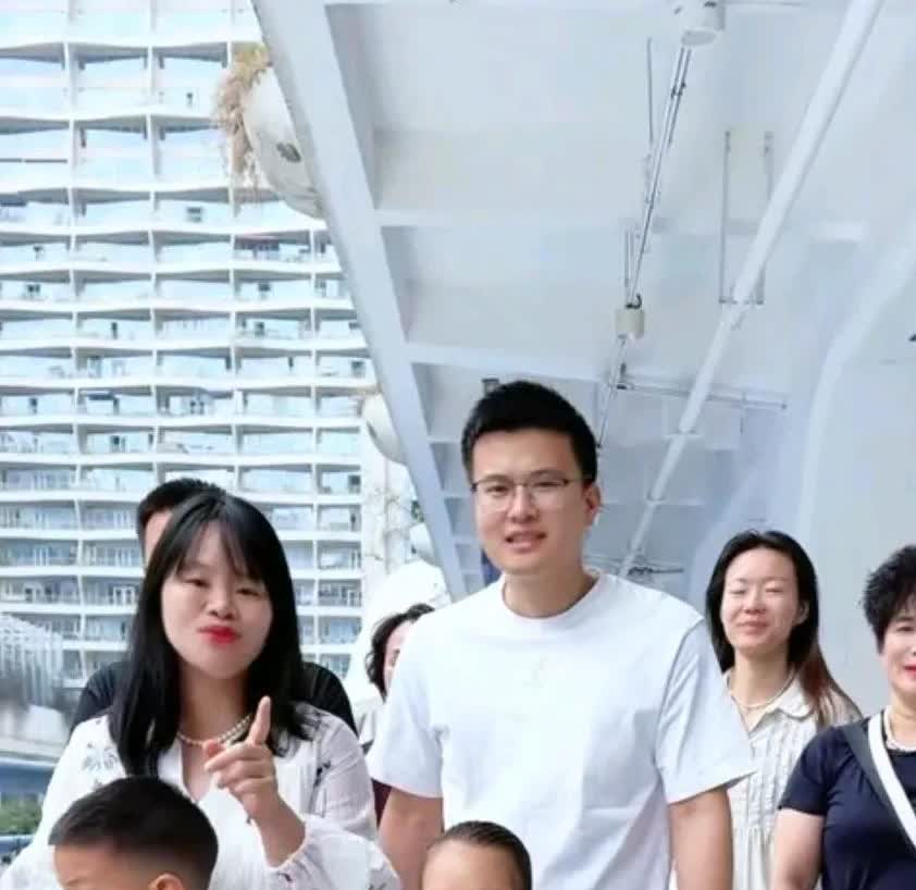 同样是做网红火了想要带火家里人的陈三废夫妇和彩虹夫妇，为什么却是截然不同的结果，