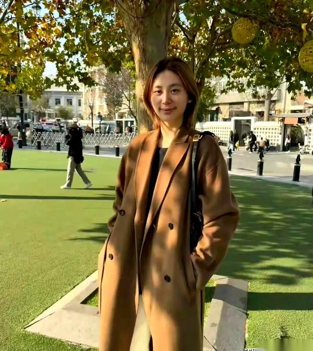 陈熠，把头发剪了。我第一反应压根不是什么“削发明志”。而是，这姑娘，终于把内