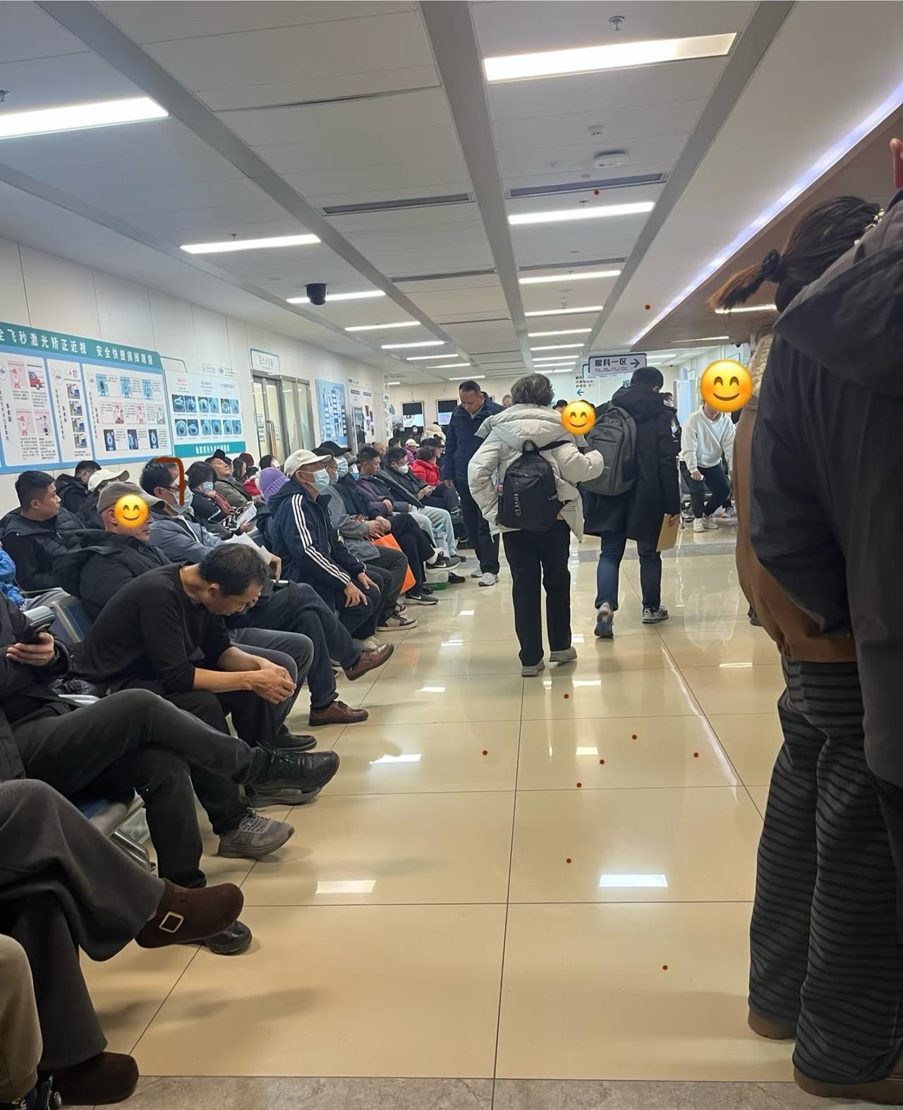 同仁医院眼科现状，劝大家少看手机！劝大家少看手机，尤其晚上关灯不要看手机！顺