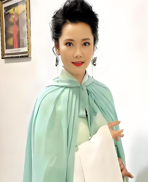 5岁那年，母亲骗她去照相馆拍照。她穿上最漂亮的衣服，雀跃地跟着走，结果被送到了父