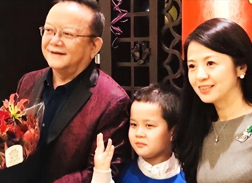 2006年，58岁王刚娶小20岁娇妻，新婚之夜，王刚对郑艳东说：“我一把年