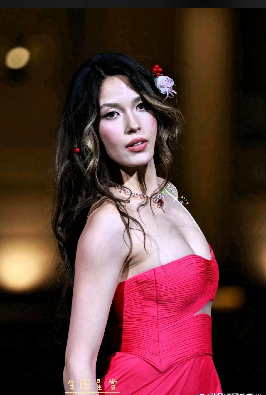 红毯在颤。马蹄在响。她不是走来的。是骑着那匹黑骏马，踏着摄影师们的惊呼闯进