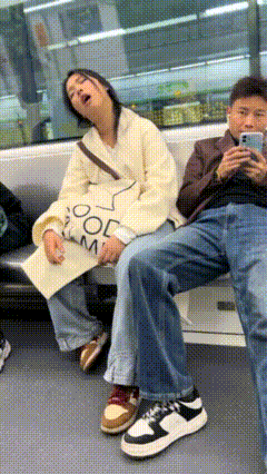 她很困😪