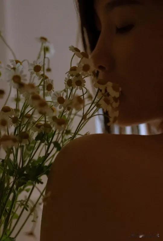 一位老媒婆无奈感叹：“现在的相亲行情就是，女的嫌男的穷，男的嫌女的老。到最后，