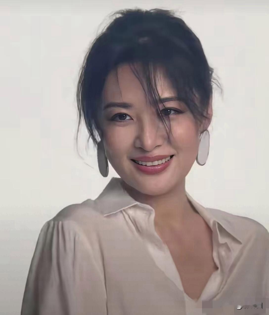 58岁周涛“欲”起来让男人抗拒不了，眼神、动作、语气，既热烈又克制。周涛早年