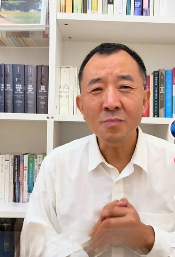 手握清华硕士的学历文凭，顶着“全国优秀县委书记”的金字招牌，放在哪里都是官场上妥