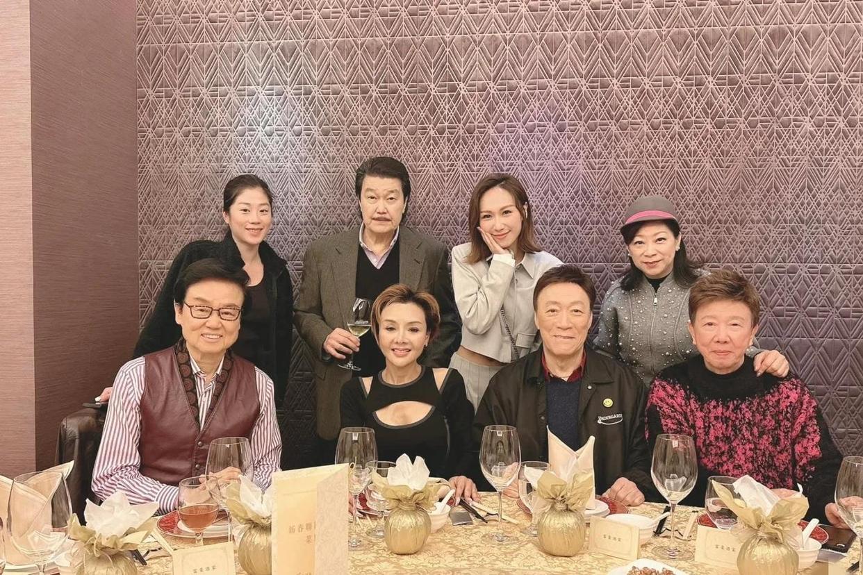 8星聚餐照：前排，我认出了戴着眼镜穿着马甲的黄百鸣，短发利落玉峰秀挺的叶子楣，脸