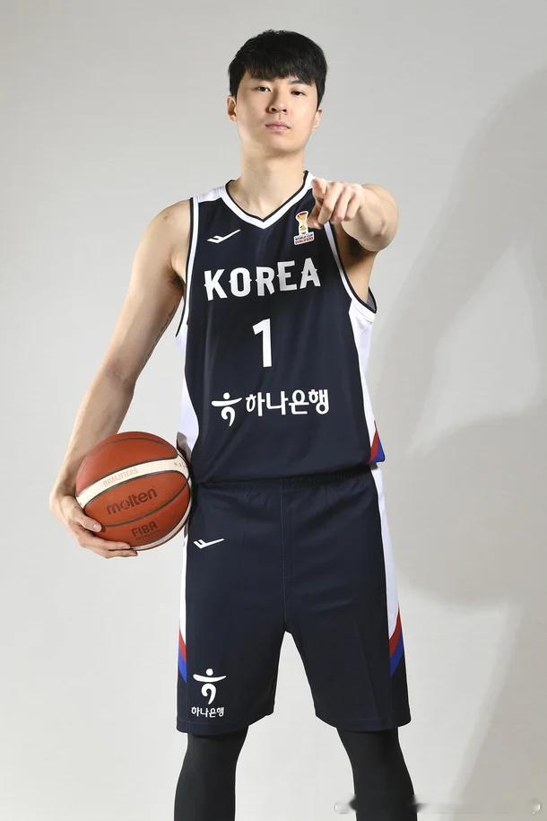 李贤重今日上午已离开韩国返回所属球队B联赛长崎维尔卡俱乐部，他在仁川机场接受韩国