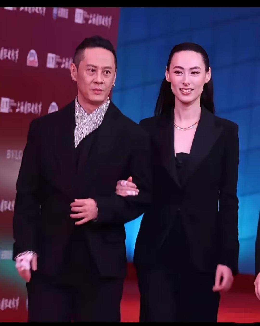 梁洛施真不愧是李泽楷的前女友，说“前老婆＂应该也不过分吧，毕竟她为李家生下了三个