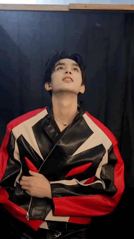 吴磊的双喉结吴磊机车服造型气场全开，双喉结线条迷人，帅气与硬朗完美融合，这颜值