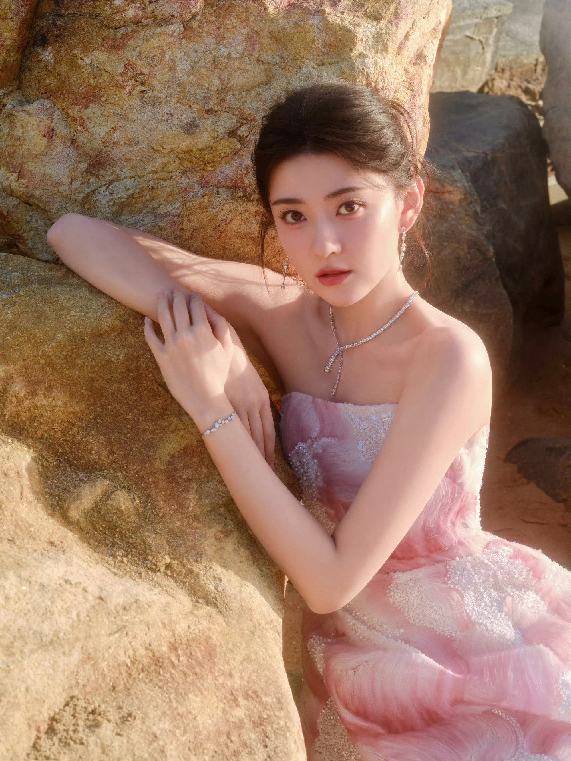 新的一年，期待梁洁多多露面，多多进组，多接好角色