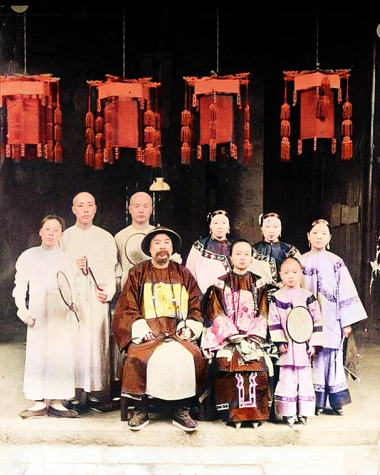 清明时期汉口的一个官员家庭，老妻已经过世，男主新娶一个年轻貌美的续弦，没有纳小妾