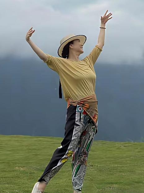 如今林青霞的晚年生活很敞亮，很洒脱。林青霞拍照总是姿态优美，自由奔放，很性情，特