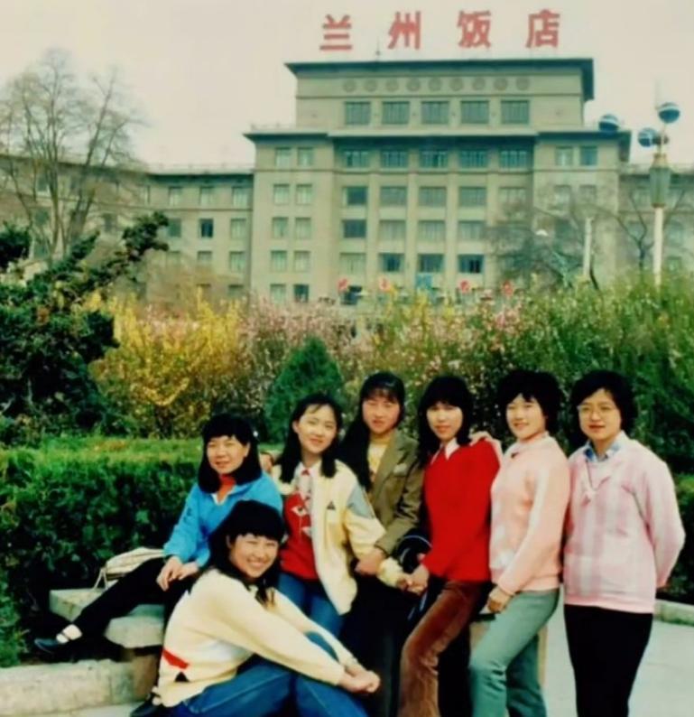 这张摄于1988年的老照片，记录了兰州大学大气科学系同宿舍七位大四女生的毕业时刻