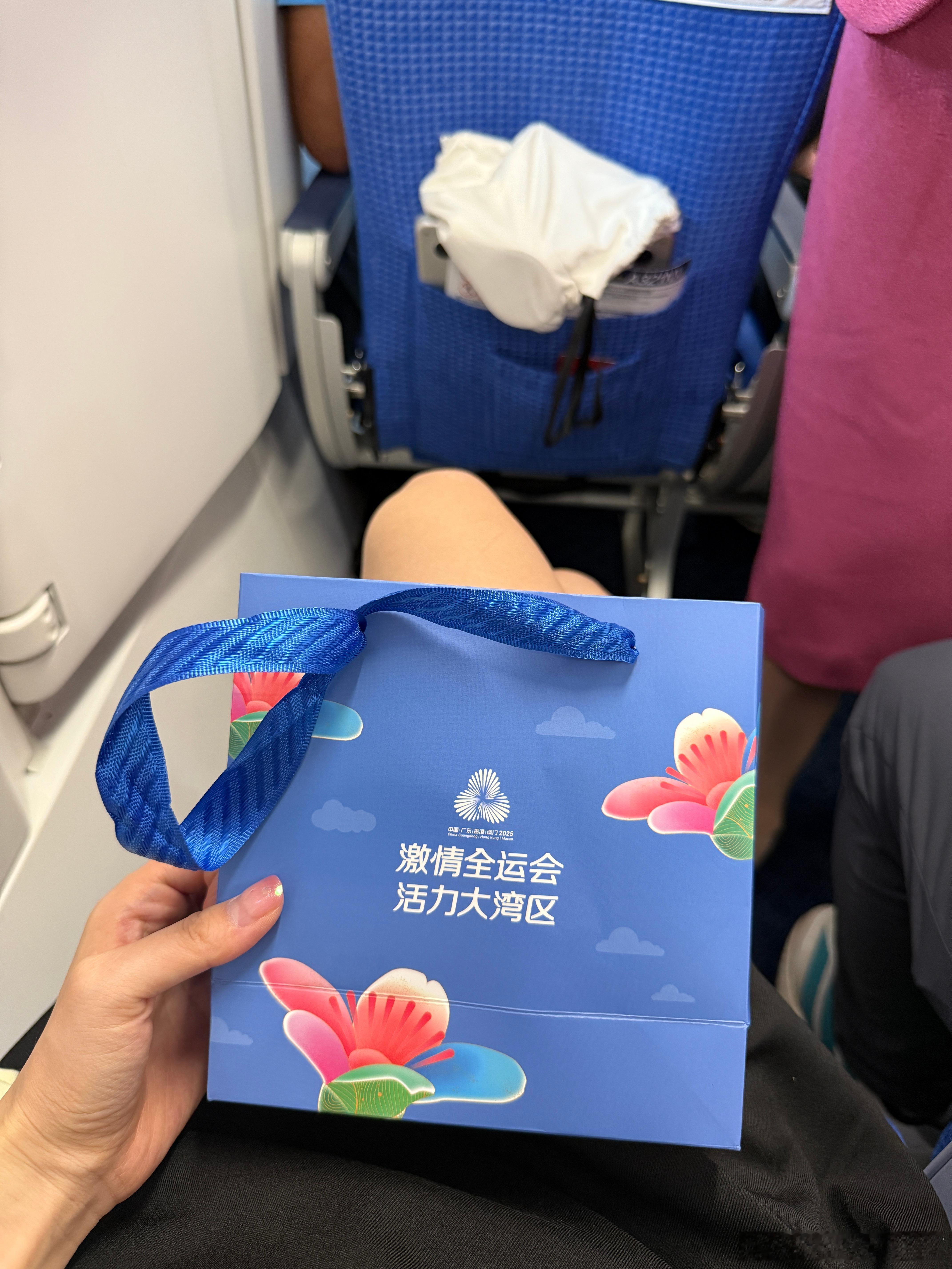 我果然是幸运的孩子什么都顺利今天飞北京，还遇上了国博号专属航班，还发的伴手礼。只